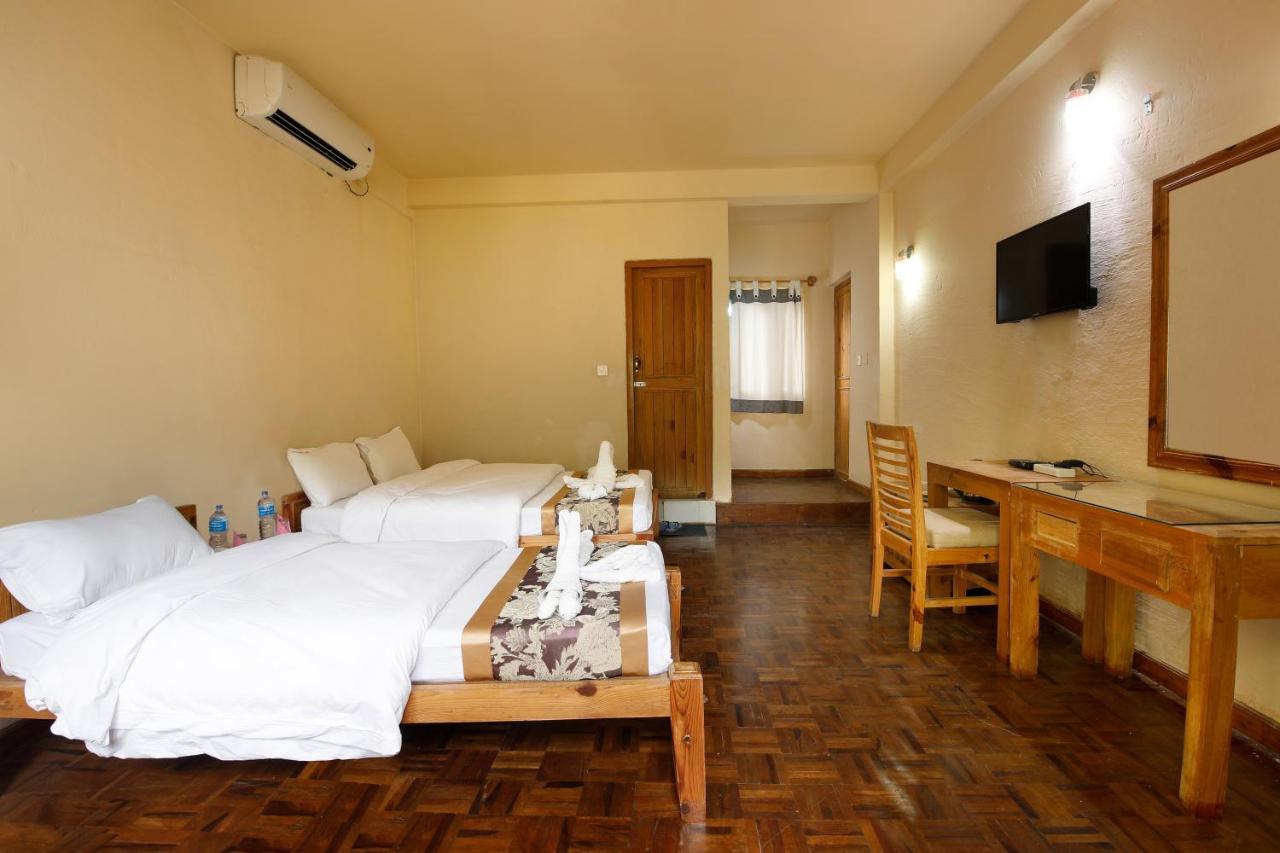 Chitwan Paradise Hotel Sauraha Esterno foto