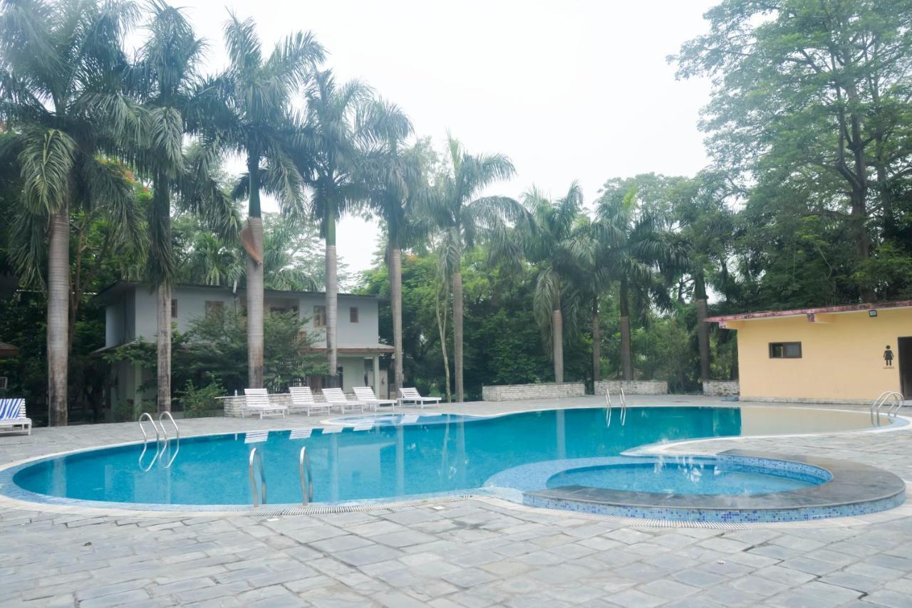Chitwan Paradise Hotel Sauraha Esterno foto