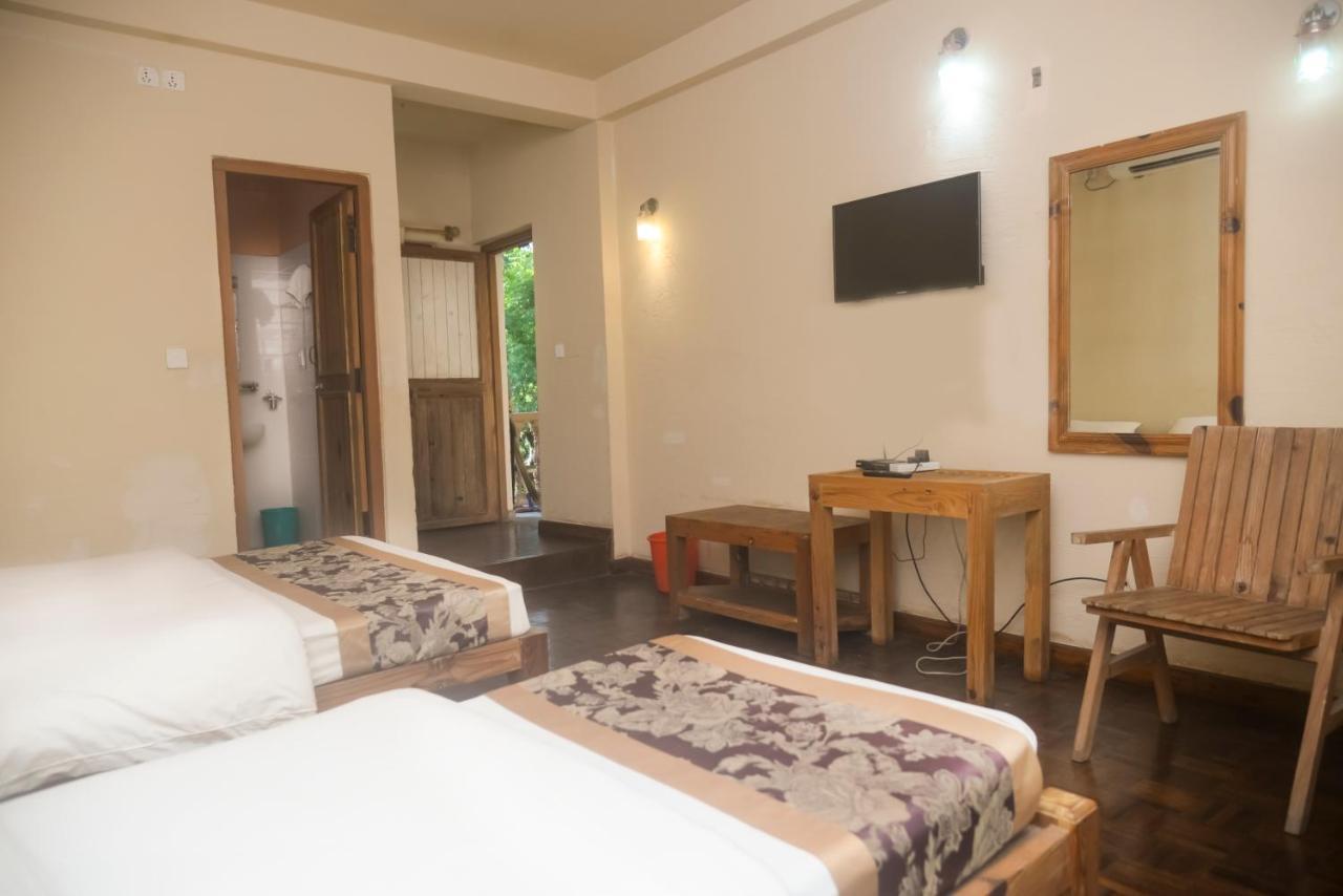 Chitwan Paradise Hotel Sauraha Esterno foto