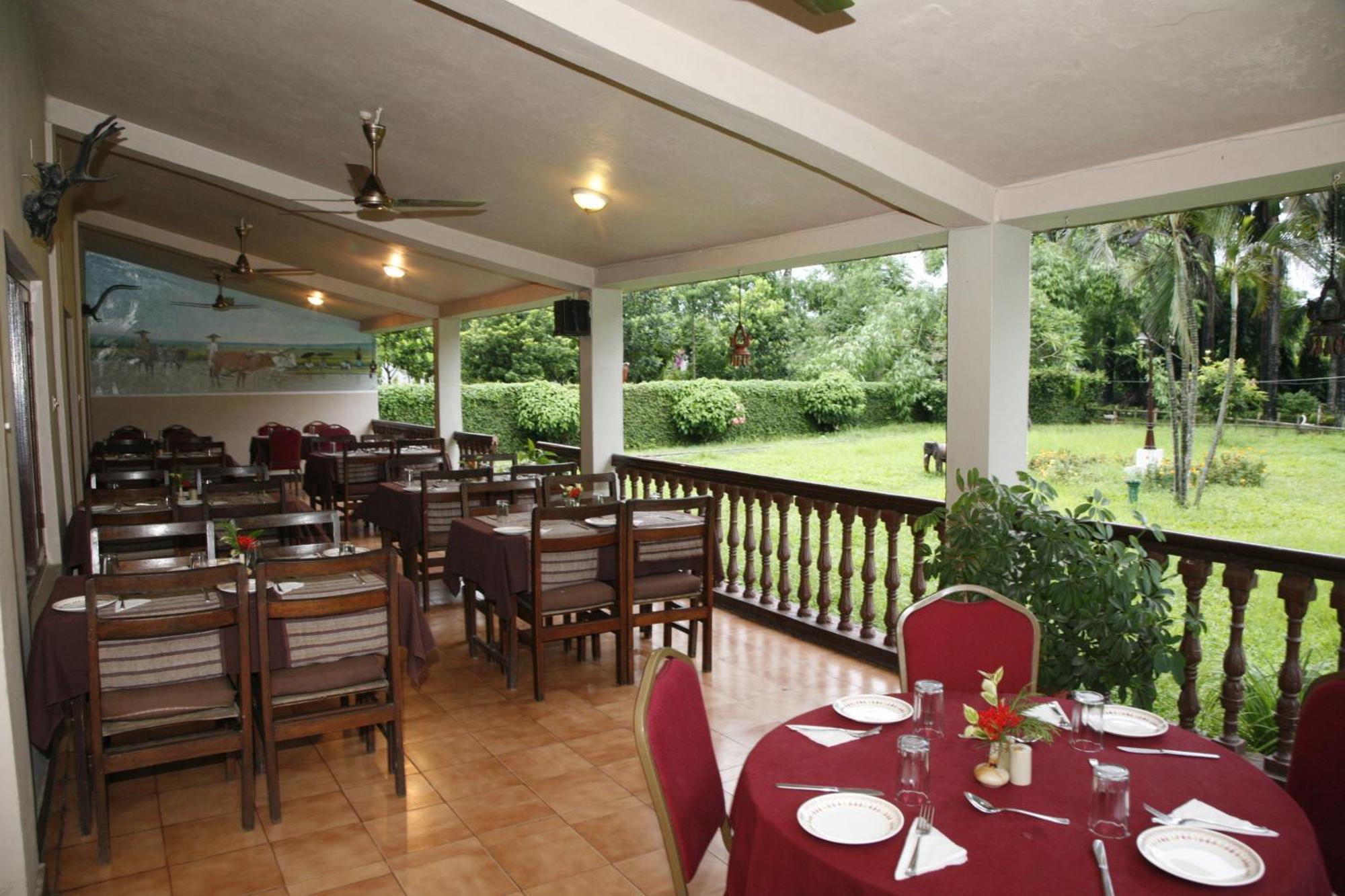 Chitwan Paradise Hotel Sauraha Esterno foto