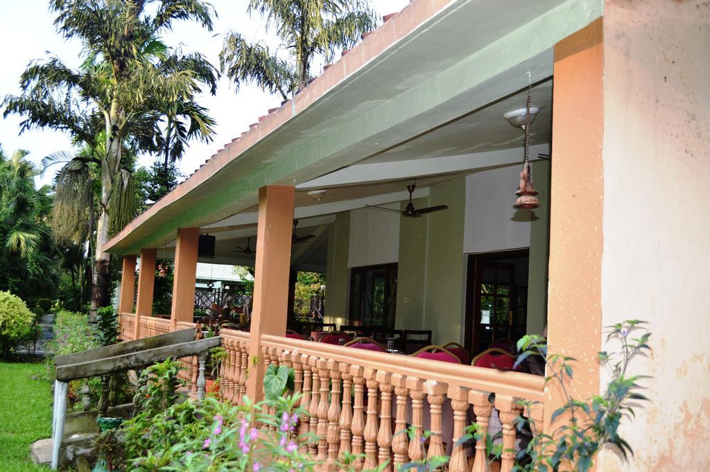 Chitwan Paradise Hotel Sauraha Esterno foto