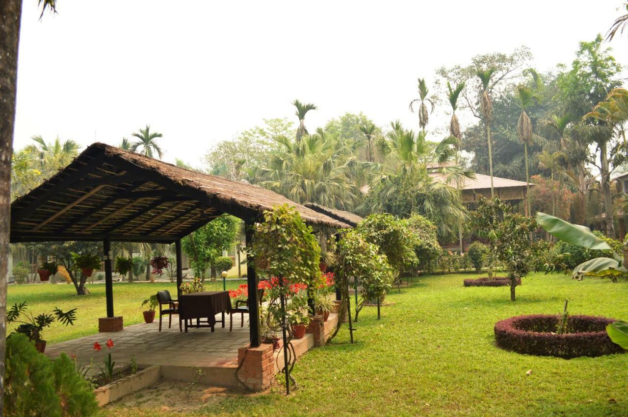 Chitwan Paradise Hotel Sauraha Esterno foto
