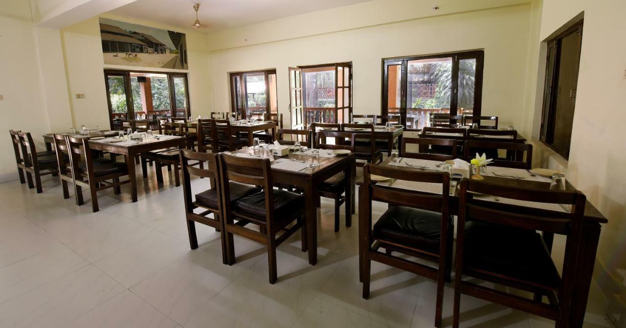 Chitwan Paradise Hotel Sauraha Esterno foto